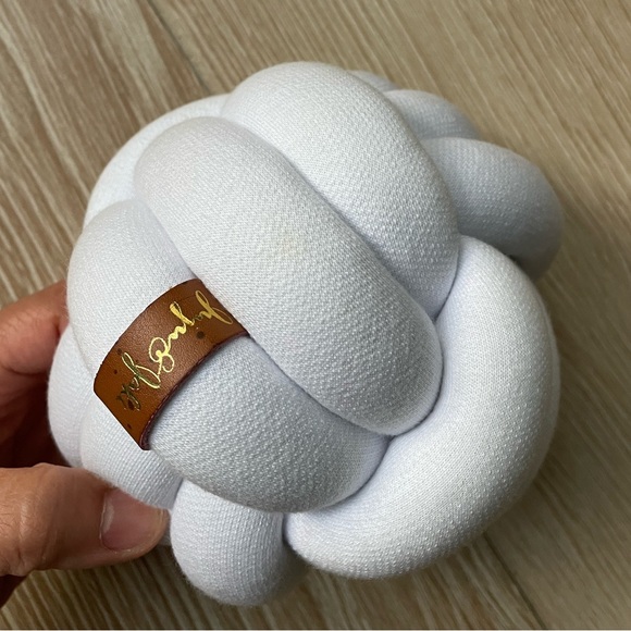 Juju & Jake knotted pillow ball toy in sz small - Picture 4 of 4